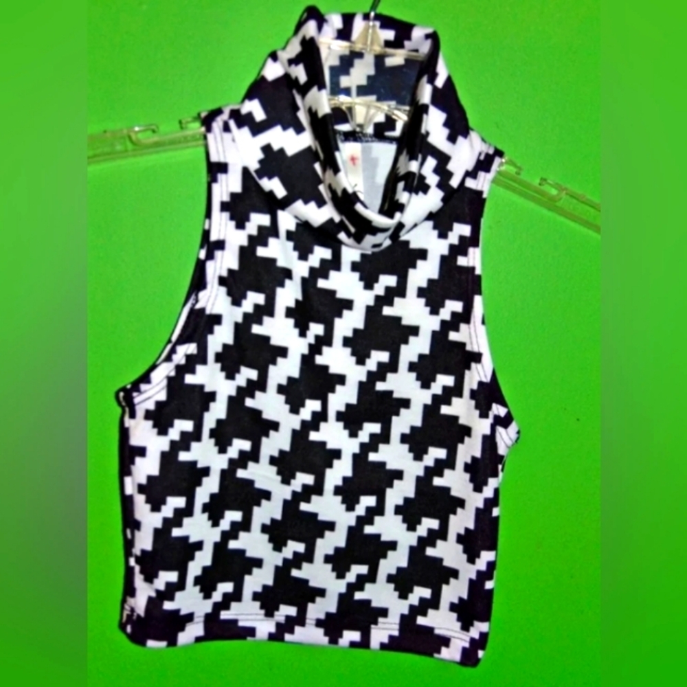 Black & white pattern high neck short top Sz XS NWOT houndstooth